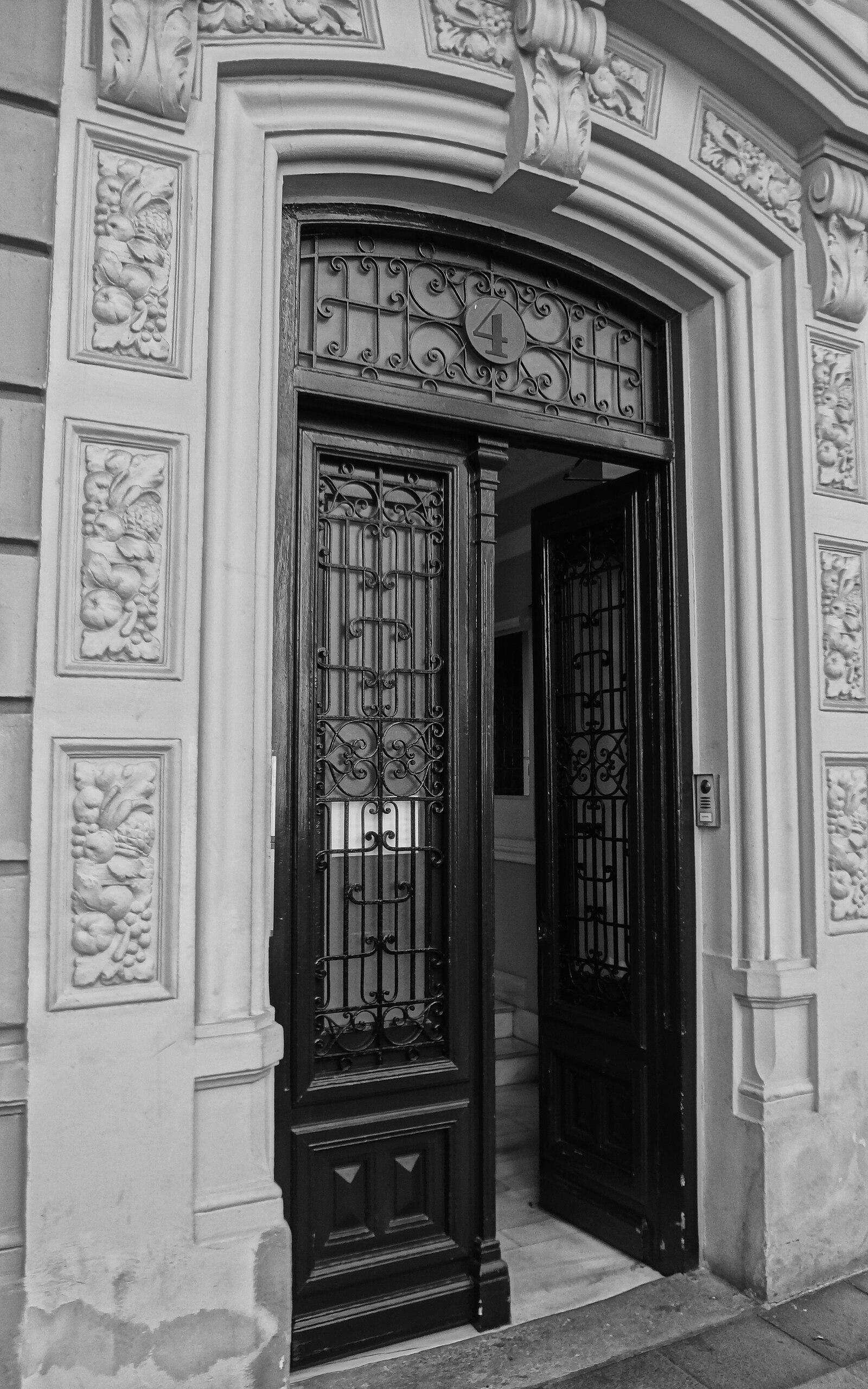 Very cool antique metal door in madrid, spain (Calle Núñez de Balboa 4)